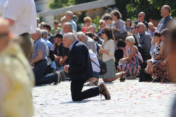 Procesja Bożego Ciała przeszła ulicami Wrocławia. Były kwiaty i wielki różaniec