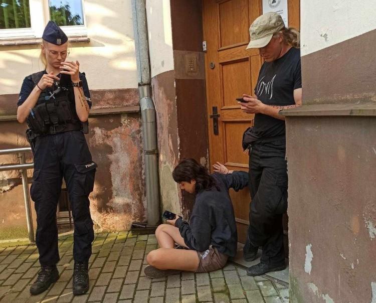 Wrocław: Przykleili się do drzwi siedziby wielkiej instytucji [ZDJĘCIA]