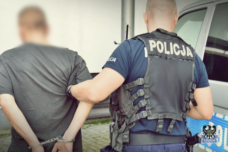 Pijani bracia pokłócili się o kanapkę. Jeden z nich dźgnął drugiego nożem