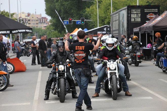 Sky Tower opanowany przez legendarne motocykle Harley-Davidson [ZDJĘCIA]