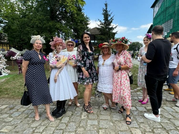 Damy w kapeluszach i stylowe kreacje. Trwa Ladies Day na Partynicach