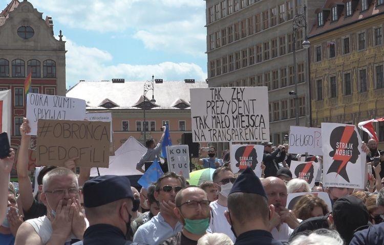 Awantura podczas wiecu Dudy na Rynku. Poseł: pan Sutryk ją sprowokował