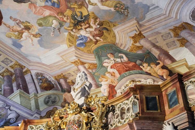 Aula Leopoldyńska odzyskuje dawny blask. Konserwatorom pomagają zdjęcia sprzed 125 lat [ZDJĘCIA]