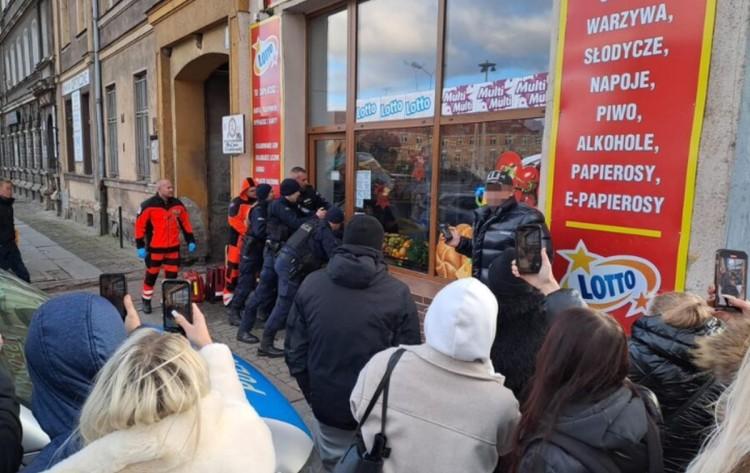 Szturm policji na sklep spożywczy w centrum. W środku zabarykadował się nożownik!