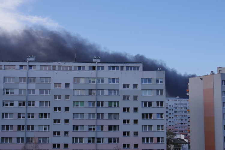 Wrocław: Pożar na Gądowie. Strażacy pracowali do nocy [ZDJĘCIA, FILMY]