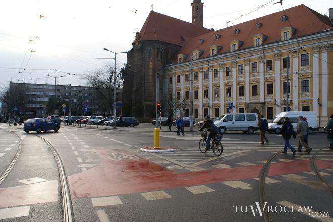 Brama przy Piaskowej wreszcie działa, ale rowerzyści nie chcą z niej korzystać