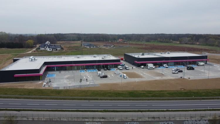 Nowe centrum handlowe N-Park pod Wrocławiem gotowe na otwarcie [LISTA SKLEPÓW]