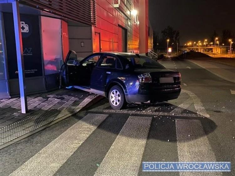 Audi wbiło się w ścianę galerii handlowej. Kierowca miał 2 promile