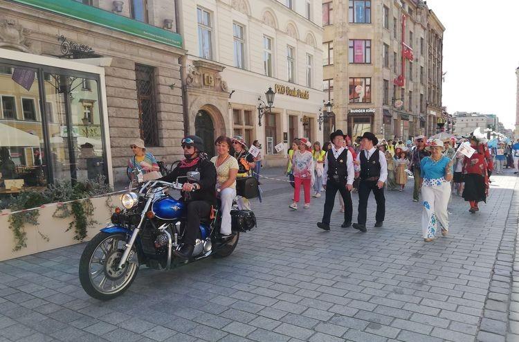 Barwny marsz kapeluszy. Rozpoczęła się kolejna edycja święta seniorów [ZDJĘCIA]