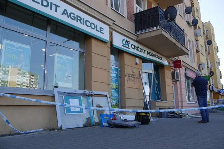 Wybuch w banku. Przestępcy próbowali okraść bankomat [ZDJĘCIA]