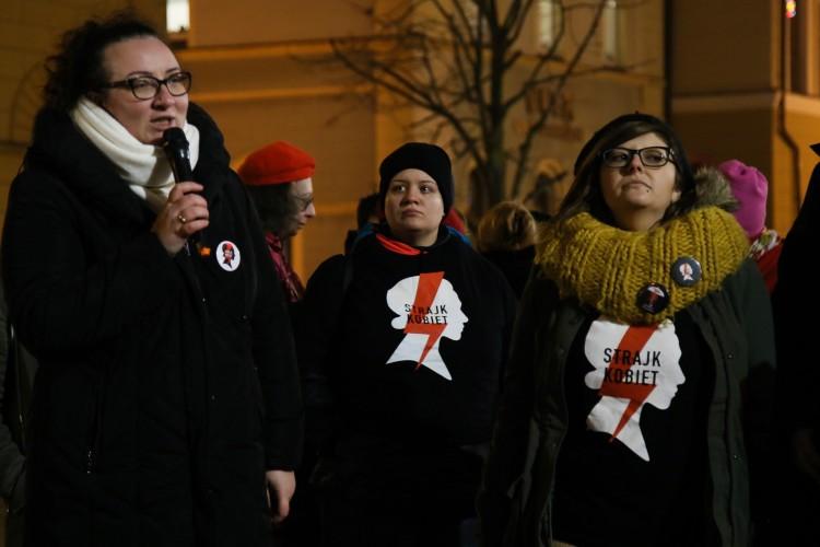 Smutne miny na czwartkowym Strajku Kobiet. „Kobieta zdradziła nas podwójnie” [ZDJĘCIA]