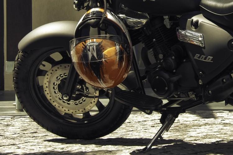 Motocyklista jechał bez kasku. Na głowę założył... chustę