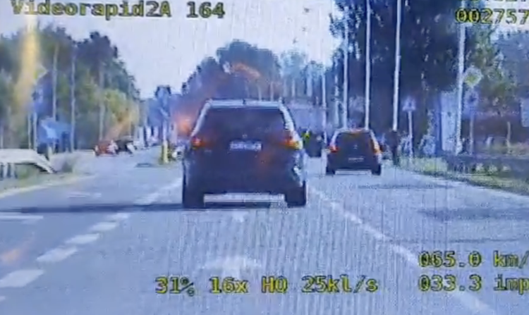 Volkswagen się zatrzymał, bmw pojechało dalej. O krok od tragedii na przejściu [WIDEO]