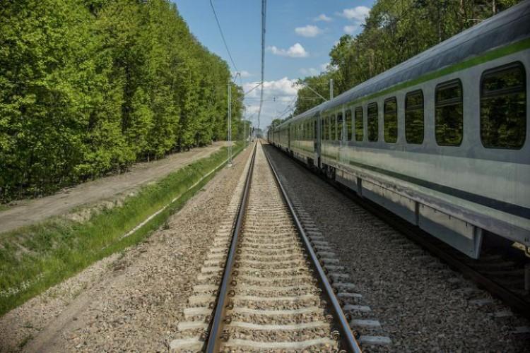 Nieostrożny kierowca zerwał trakcję nad linią kolejową do Poznania. Duże opóźnienia