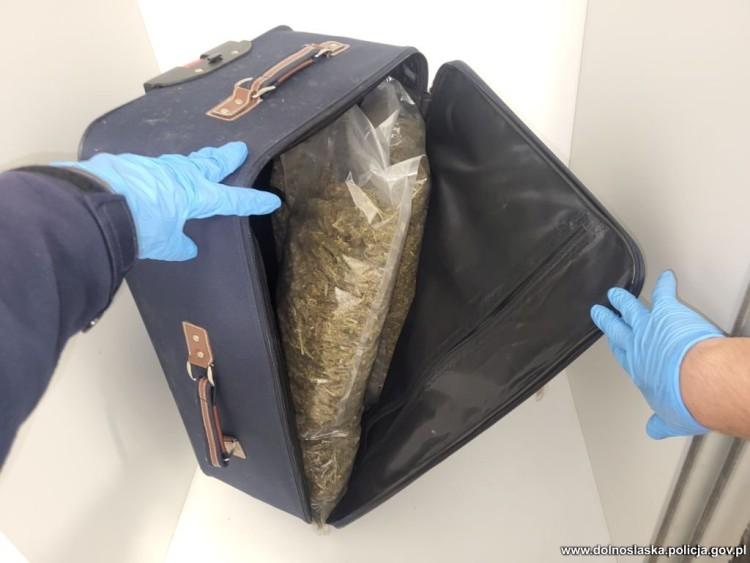 W walizkach nie było ubrań. Policjanci znaleźli za to 30 kg narkotyków