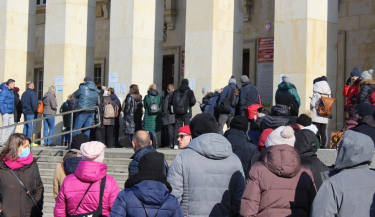 Wrocławianie tłumnie wyrabiają paszporty. Ogromne kolejki przed urzędem