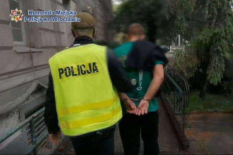 Pobili przechodnia i ukradli mu telefon. Sprawcy rozboju zatrzymani [WIDEO]