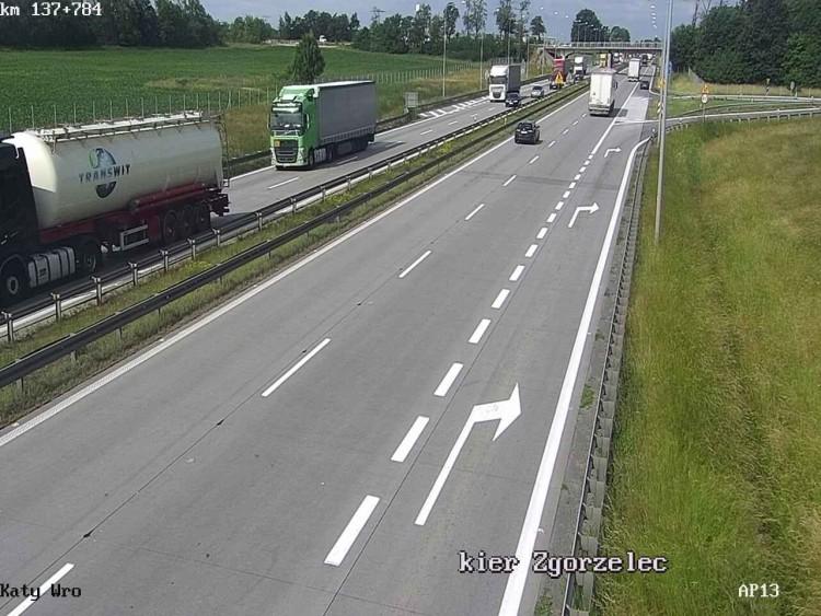 Roboty drogowe na autostradzie A4 pod Wrocławiem. Jezdnia jest zwężona