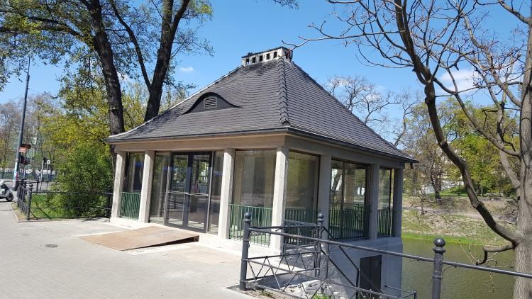 W niewielkim, zabytkowym budynku powstanie kawiarenka nad fosą [ZDJĘCIA]
