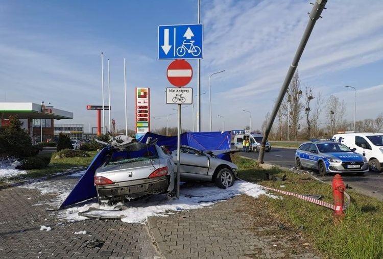 Tragiczny wypadek. Peugeot uderzył w latarnię, kierowca zginął na miejscu