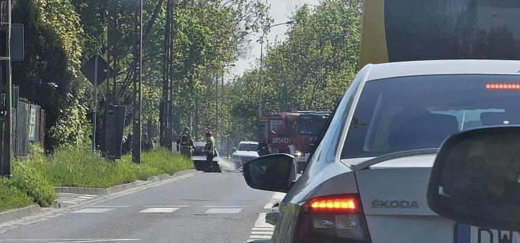Wrocław: Pożar samochodu na Psim Polu. Spłonął niemal doszczętnie [WIDEO]