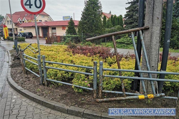 Na oczach policjantów wyrywał przydrożne barierki [WIDEO, ZDJĘCIA]