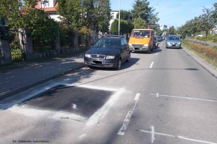 Budowa progów zwalniających na Oporowie zawieszona. Wszystko przez zaparkowane samochody
