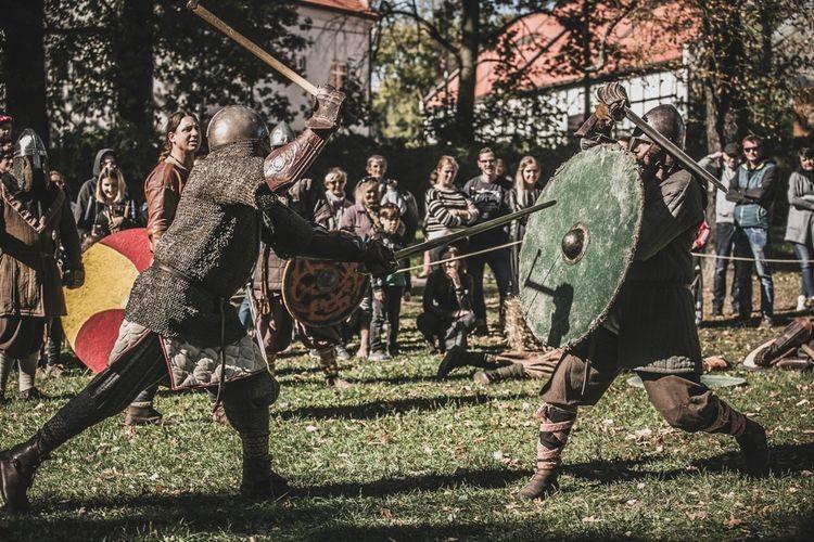 Rycerze na średniowiecznym jarmarku. Zakończy się bitwą o zamek! [PROGRAM]