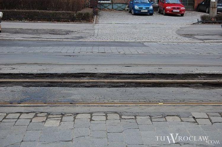 Zderzenie dwóch samochodów na Dubois. Zablokowane jest torowisko