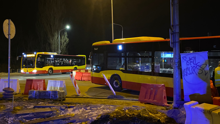Autobus ugrzązł w prowizorycznej ulicy przy Mostach Chrobrego i zablokował całą okolicę