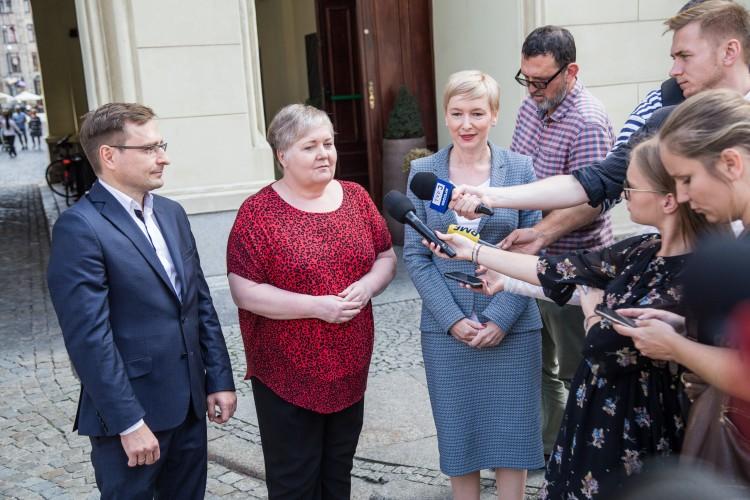 Radna Rafała Dutkiewicza przechodzi do PiS. „Nie po to się z komuną walczyło…”