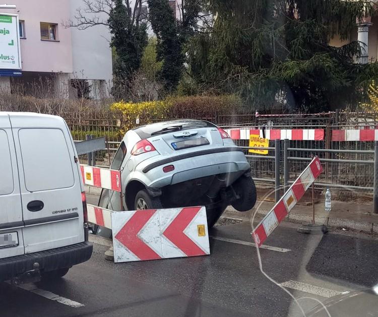 Na Hallera samochód wpadł do wykopu [ZDJĘCIA]