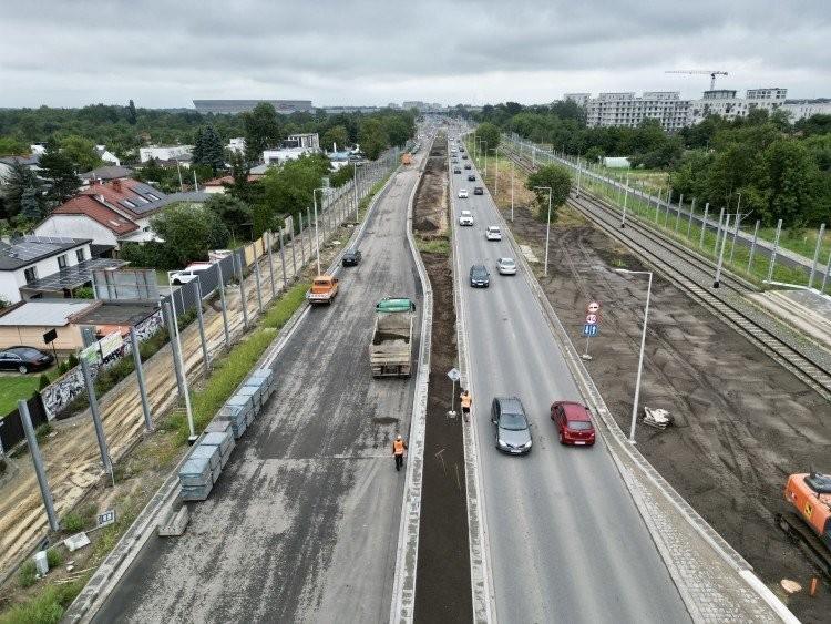 Wrocław: Wylewają asfalt na ulicę Kosmonautów. Ruchem będą sterować budowlańcy