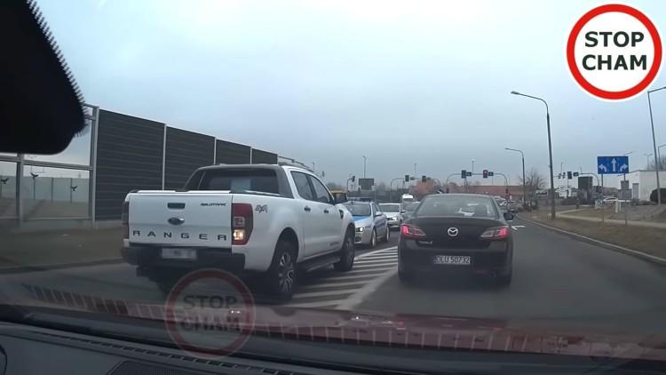 Omijał korek pod prąd i spotkał się z radiowozem. Inni wybuchli śmiechem [WIDEO]