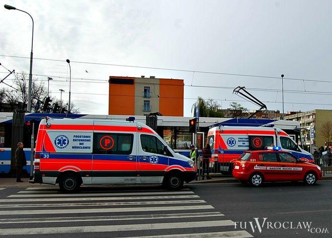 Młody mężczyzna wpadł pod tramwaj na Legnickiej. Ranna jest też jedna z pasażerek