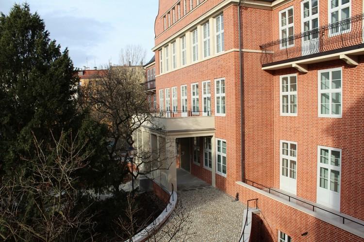Dawny szpital przy Poniatowskiego stał się luksusowym apartamentowcem [ZDJĘCIA]