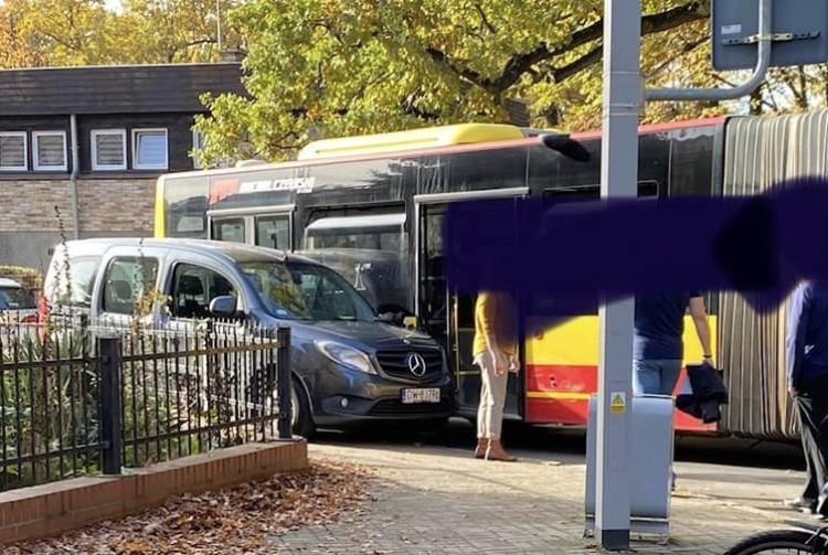 Autobus miejski nie mieścił się w zakręcie, ale mimo to jechał dalej