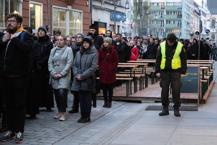 Wrocławianie tłumnie wzięli udział w Akademickiej Drodze Krzyżowej [ZDJĘCIA]