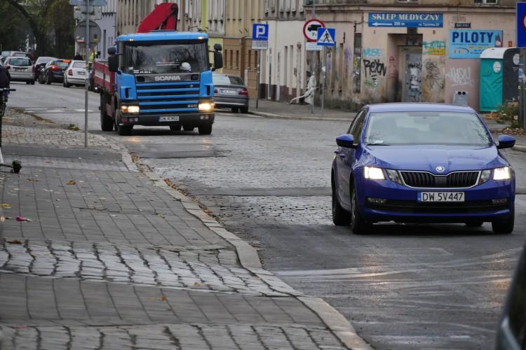 Dziury na ulicach i uszkodzone auta. W 2021 r. Wrocław zapłacił ponad 300 tys. zł odszkodowań [LISTA ULIC]
