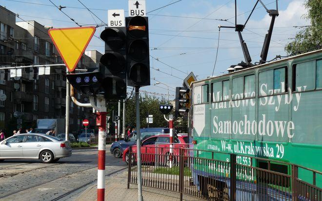 Kompletnie pijana kobieta wjechała autem w tramwaj w samym centrum miasta