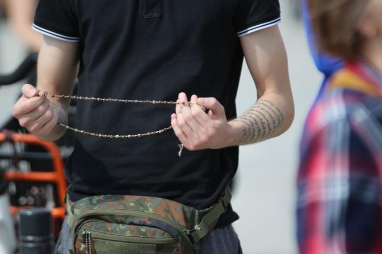 Różańcem i świętym obrazkiem w geja i lesbijkę. Katolicki protest na drodze marszu równości