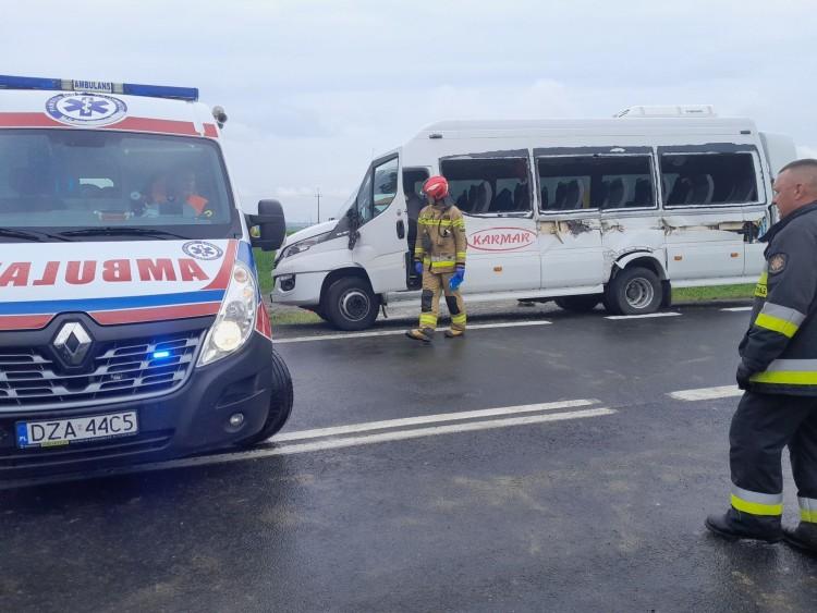 Wypadek na DK8. Dziewięcioro dzieci rannych po zderzeniu busa z ciężarówką [ZDJĘCIA]