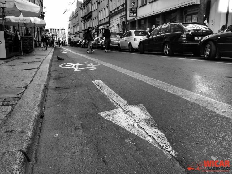 Wrocławski Taksówkarz: wojną między rowerzystami i kierowcami trwa