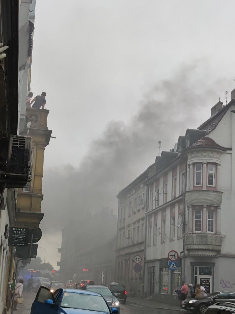 Pożar w kamienicy we Wrocławiu. Interweniowało sześć zastępów straży [ZDJĘCIA]