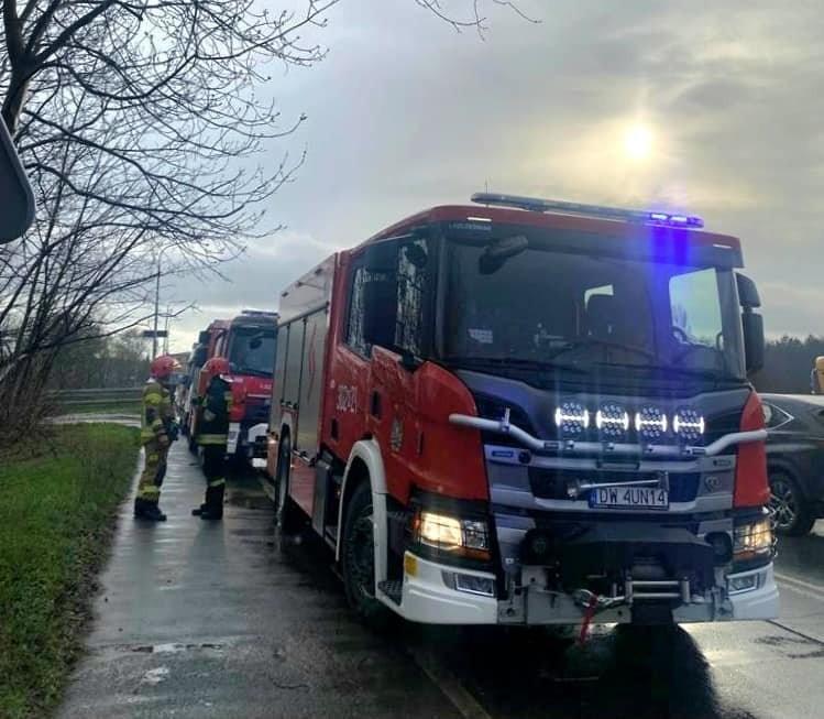 Akcja służb na moście Trzebnickim. Ratowali młodą kobietę