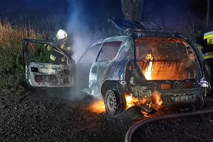 Samochód spalił się doszczętnie. Policja ustala, co się stało