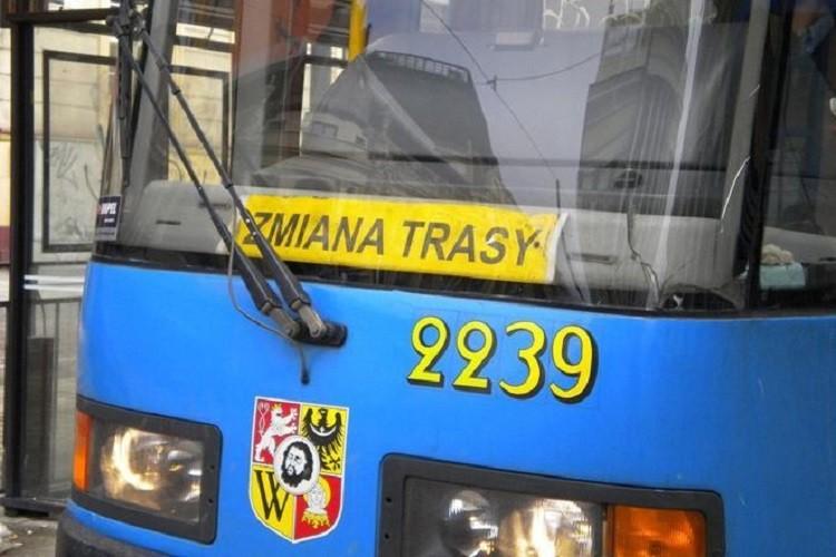 Wykolejenie tramwaju na pętli Księże Małe, połamany pantograf we Wrocławskim Parku Przemysłowym