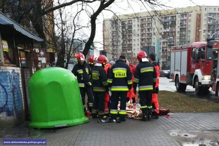 Policjant uratował mężczyznę z pożaru śmietnika