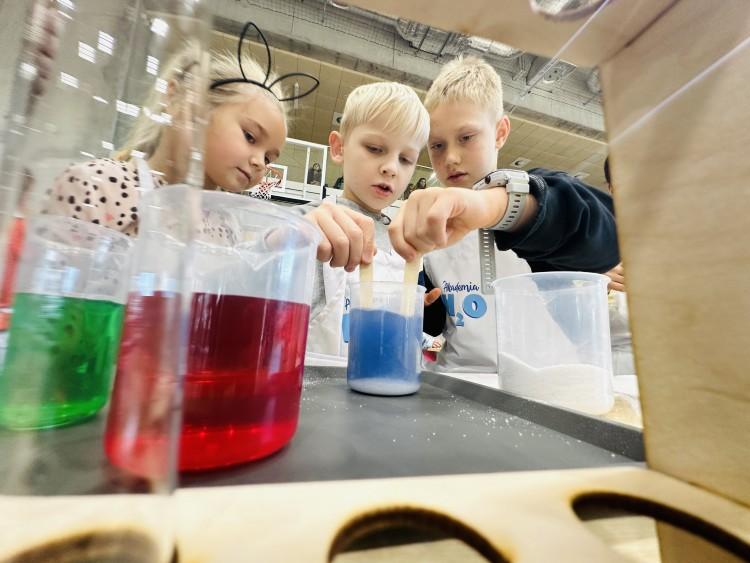 Barwne eksperymenty z wody i powietrza. We Wrocławiu ruszyła Akademia H2O