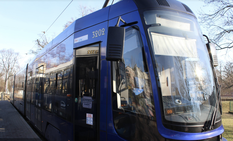 Tramwaj potrącił pieszego. Mężczyzna miał wtargnąć na jezdnię na czerwonym świetle
